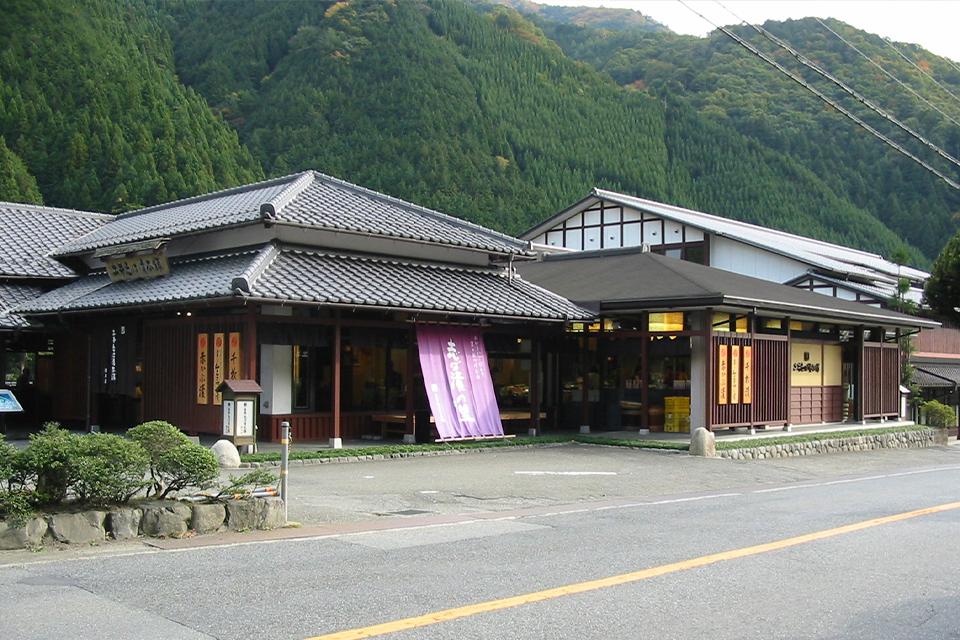 大原の自然にとけこんだ白壁のある建物が目印です。