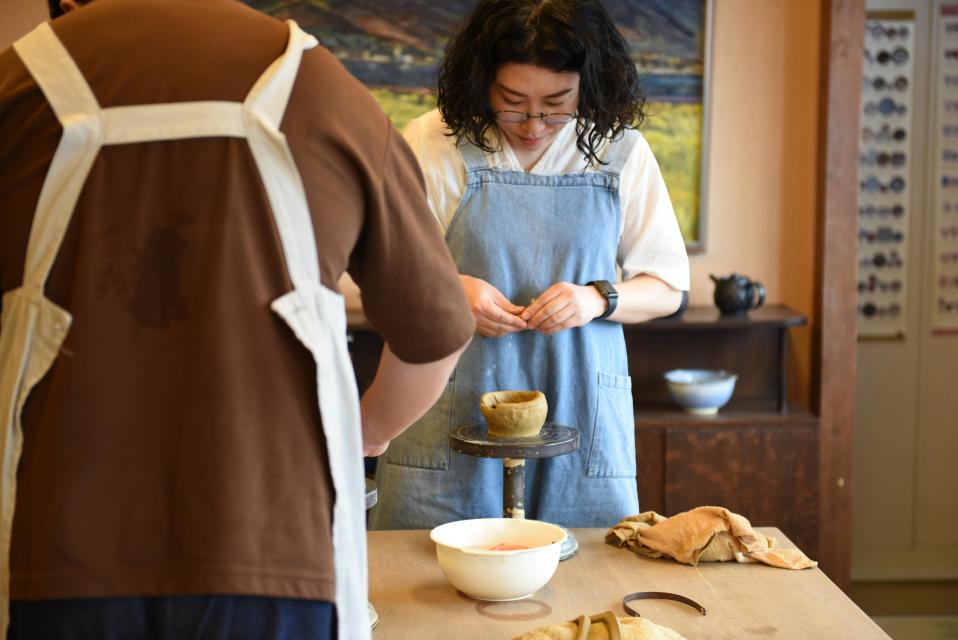 手まわしろくろを使って作陶