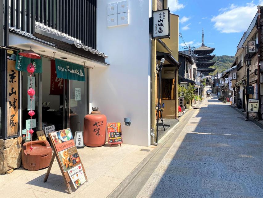 八坂の塔が間近で見える、雰囲気のあふれる店舗