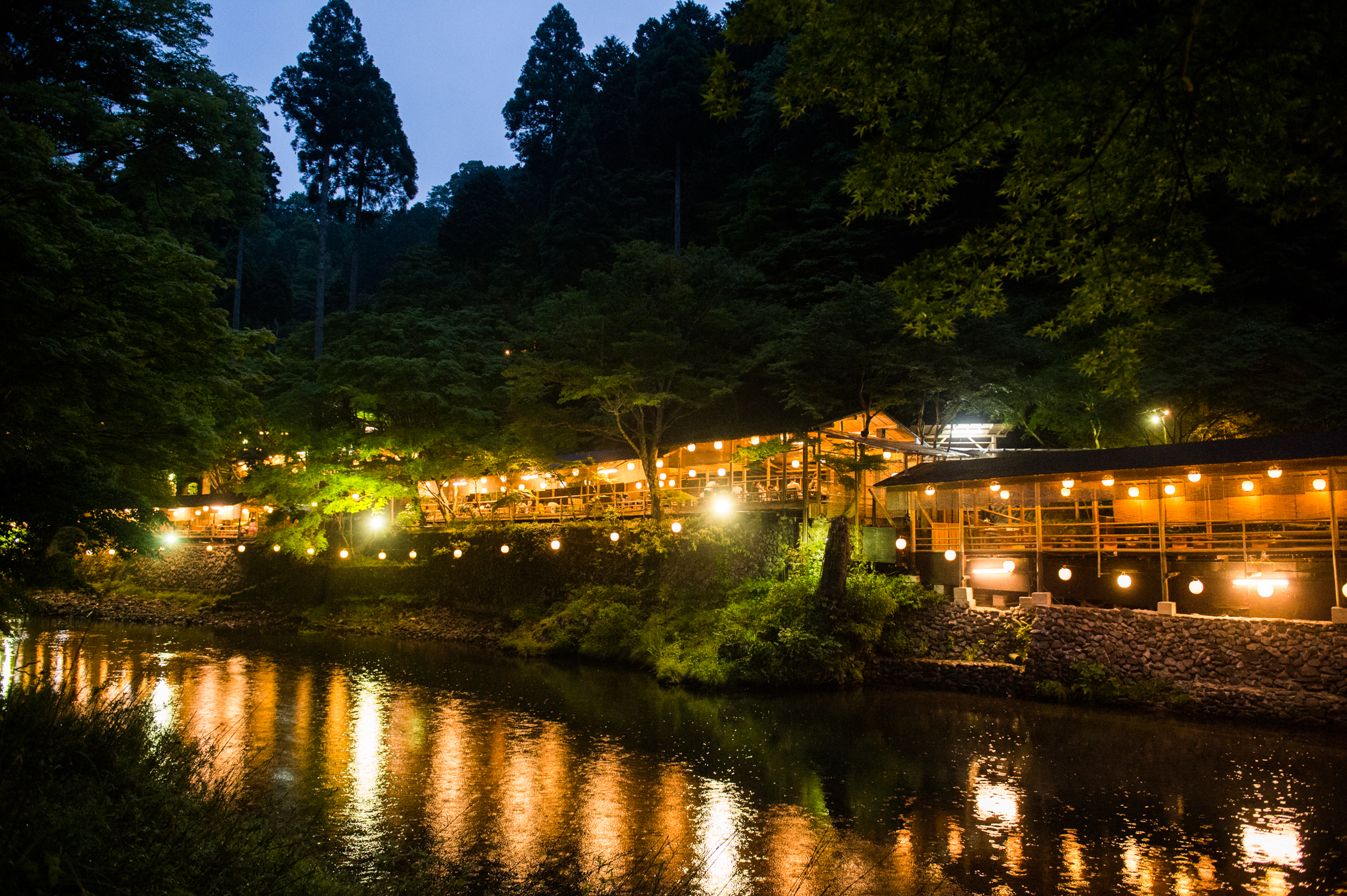 清滝川畔の涼感溢れる
川床席夜景
