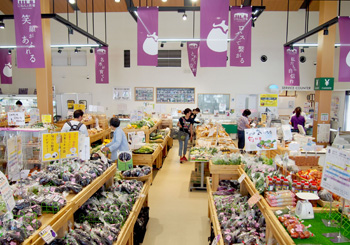 新鮮な旬の野菜が毎日並ぶ